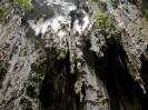 Batu Caves - Hat man die betonierte Höhle durchquert, steht man am Grunde eine 