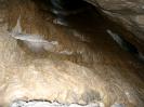 Brunneckerhöhle - Der Höhlenforscher weiß wie dieses Material heißt. Der CaveSeeker weiss nur, das es sich nicht um Sinter handelt, da das Zeug extrem weich ist.