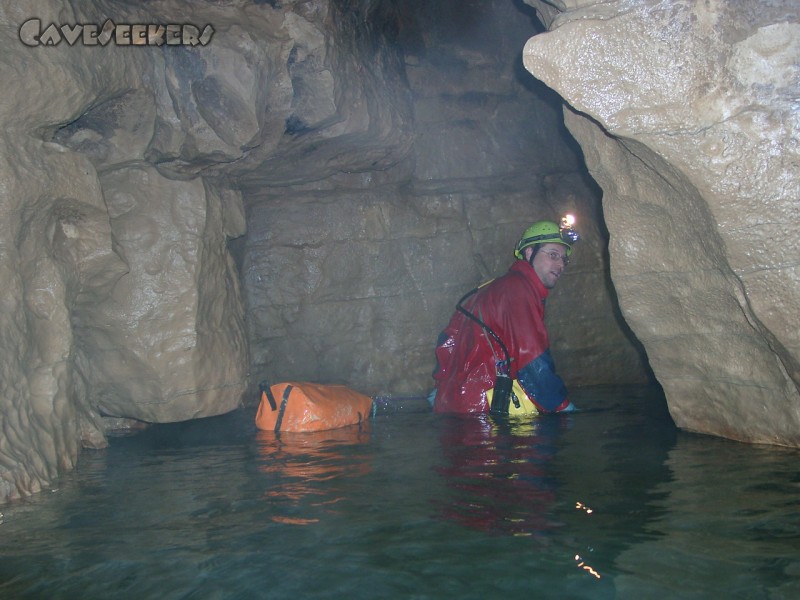 Falkensteiner Höhle: Der kluge Mann verwendet anstelle der nur schwer transportablen Schleifsäcke lieber einen Schwimmsack.