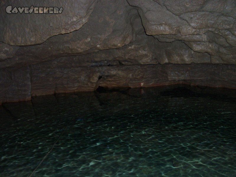 Falkensteiner Höhle: In der Bildmitte eher schlecht zu erkennen: Der zweite Siphon. Man folge mit dem Auge dem Seil, welches in der unteren rechten Ecke enspringt und im Siphon verschwindet. Der Trübungsgrad des Wassers ist noch bei 0%.