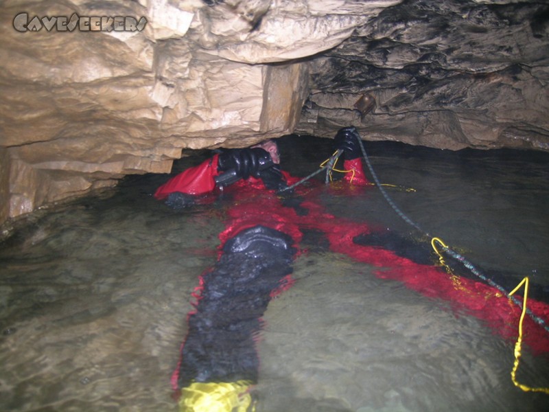 Falkensteiner Höhle: Maccioni beim Einschwimmen.