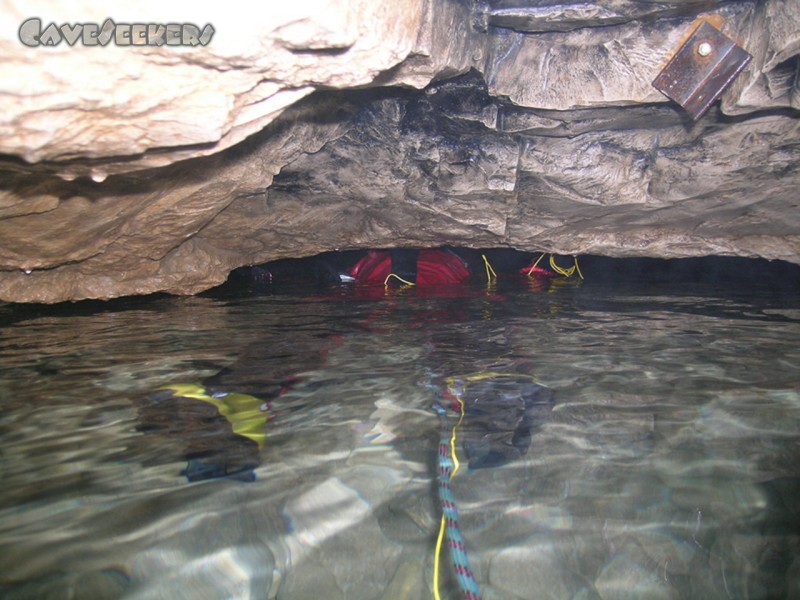 Falkensteiner Höhle: Maccioni im 'Siphon'.