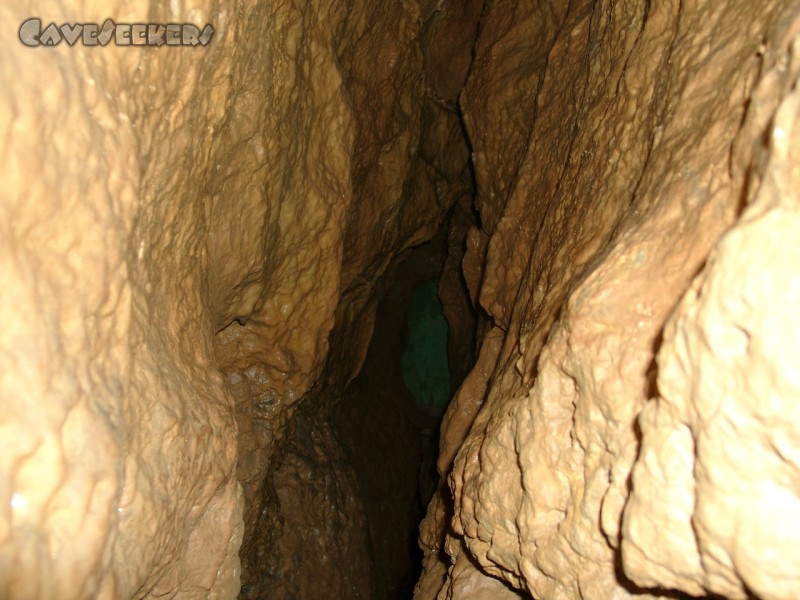 Hohberghöhle: Im Spalt zum Höhlenbuch. Beim Einkriechen OK, beim Auskriechen eher unangenehm.