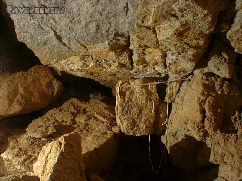 Klapfenberger Höhle: Professionelle Sicherungseinrichtung: 5 Tonnen Versturzblock gehalten von Schlinge. Mit Licht.