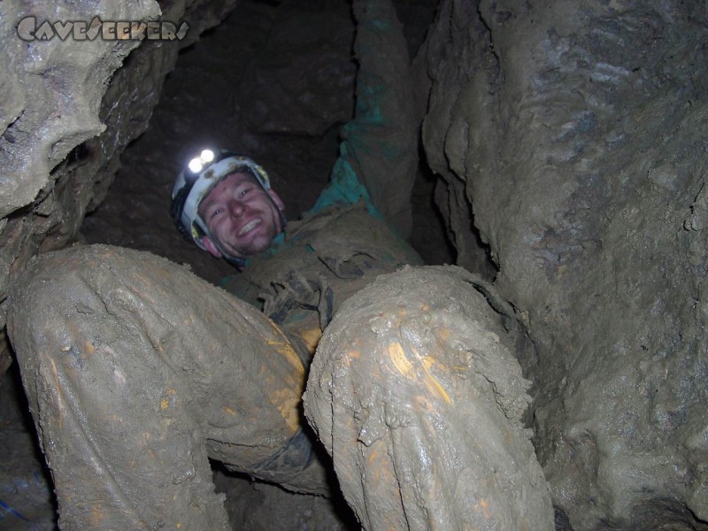Pumperhöhle: Herr Nehls beim Betrachten des Eindrucks, den sein Stiefel in Herrn Wipplingers Gesicht hinterlassen hat.