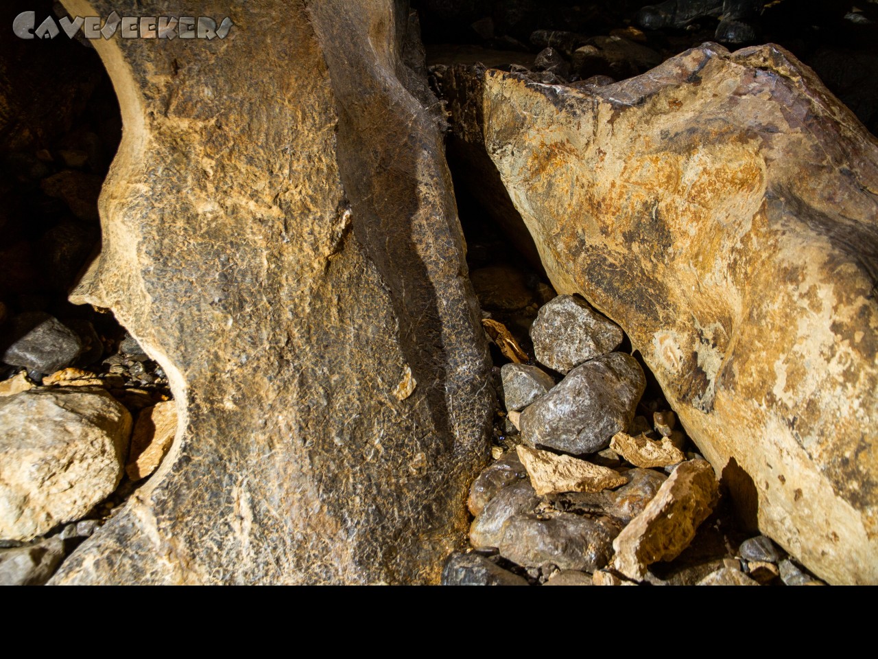 Angerlloch: Der extrem aufmerksame CaveSeeker erkennt hier den Wasserfall im Angerlloch. Das Wasser fällt ca. 3cm. Mit einem Volumen von ca. einem Liter pro Tag.