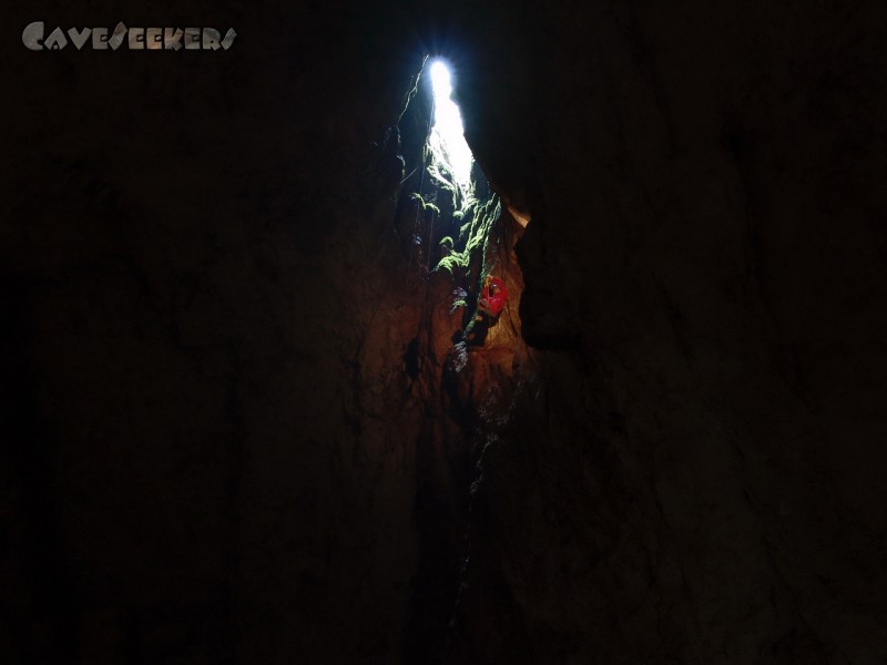 Aven dOrgnac: Synthetischer Höfo. Hängt am natürlichen Eingang.