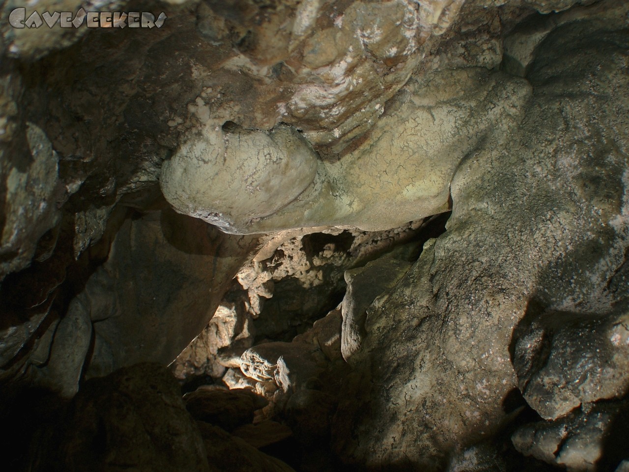 Bärenhöhle: Unfotografierbare Sinterwurst an der Schlufdecke. Höchst selten. Quasi nur hier zu bestaunen.