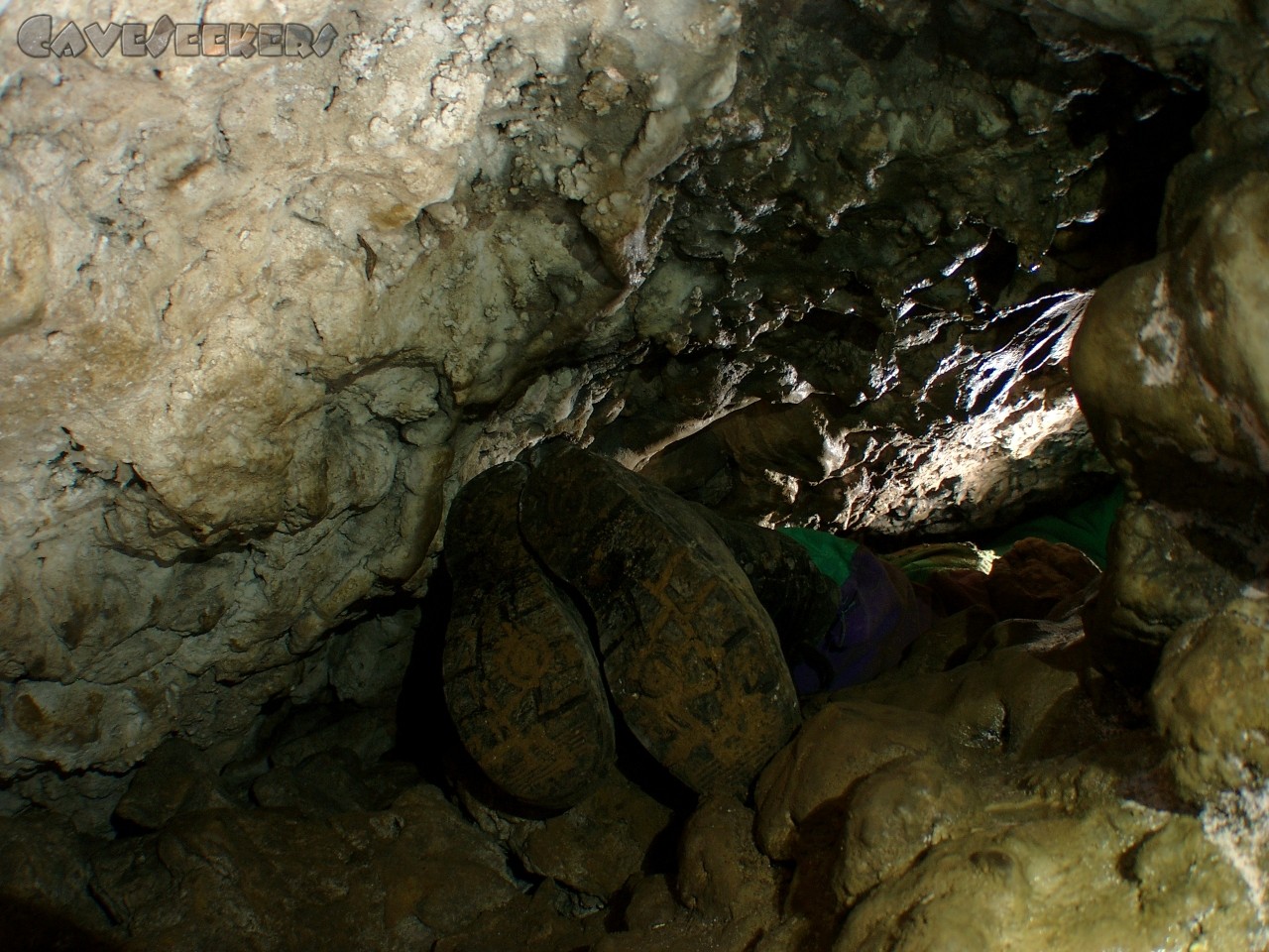 Bärenhöhle: Herr Distler von hinten: Im engeren Schluf zwischen kleiner Halle und dem kleinen Eingang.