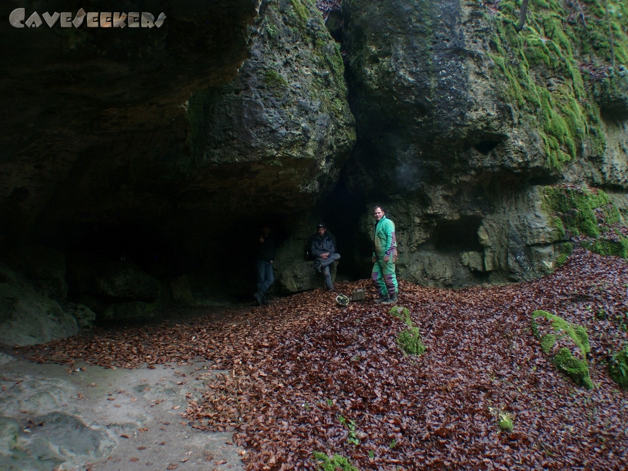 Bärenhöhle: Haupteingang. Schön groß. Leicht befahrbar. Mit Menschen.