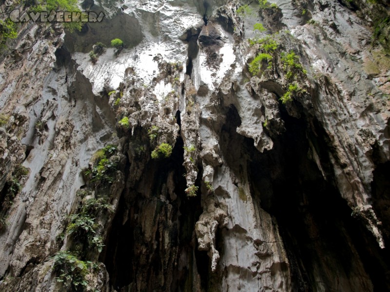 Batu Caves: Hat man die betonierte Höhle durchquert, steht man am Grunde eine 