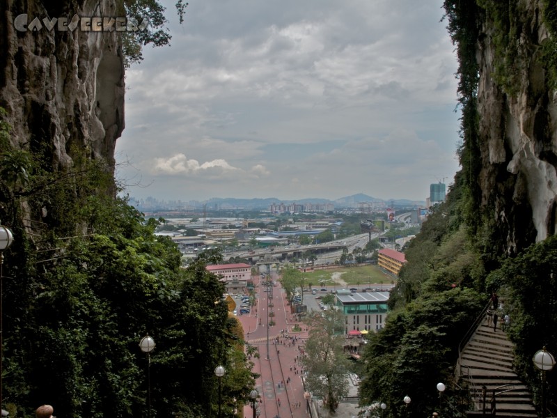 Batu Caves: Blick aus dem Höhleneingang in Richtung Kuala Lumpur. Man steht quasi im Stadtzentrum. Zumindest fast.