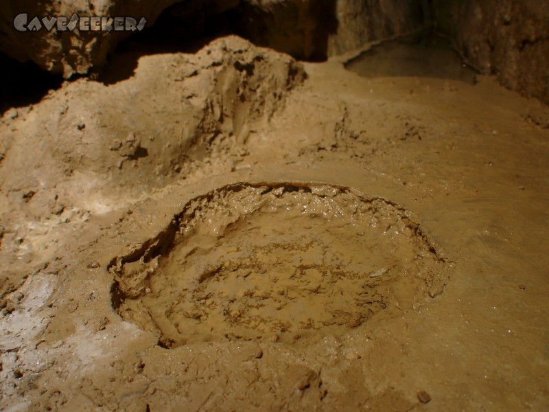 Bauernhöhle: Weiteres Sinterbecken in unmittelbarer Nähe. Schön zu erkennen, wie neues Material bereits auf der Wasseroberfläche umherschwimmt.