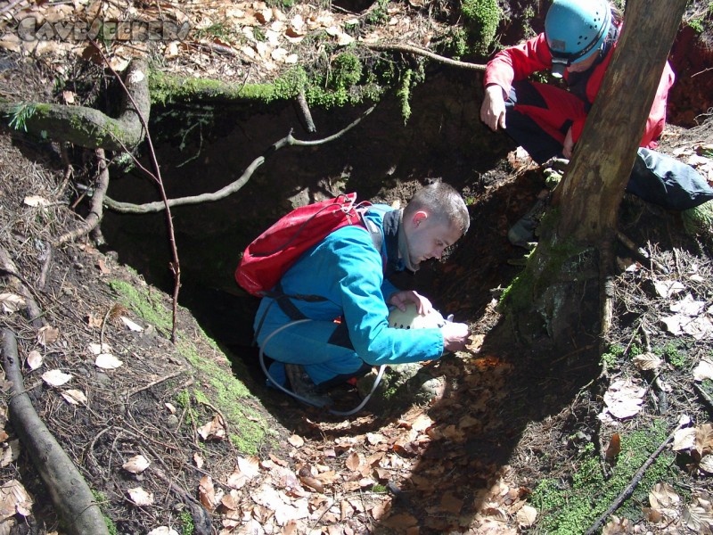 Bauernhöhle Lockenricht: Der Einstieg bei absoluter Dunkelheit - wie so oft zickt das Karbidgeleucht.