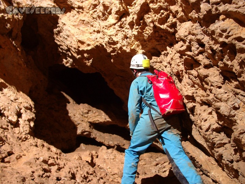 Bauernhöhle Lockenricht: Der blau gekleidete CaveSeeker (Bildmitte) hebt sich deutlich von der ihn umgebenden Höhle ab.