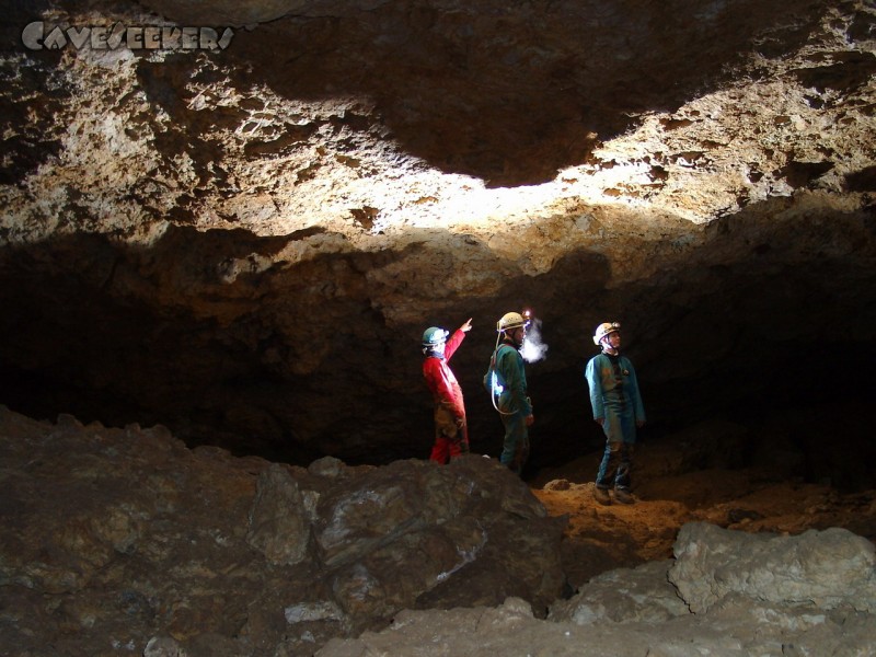 Bauernhöhle Lockenricht: Der völlig unübersichtliche Hohlraum regt zu heftigen Diskussionen an, in welcher Richtung denn nun wohl der Ausgang zu suchen sei.