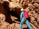 Bauernhöhle Lockenricht - Der blau gekleidete CaveSeeker (Bildmitte) hebt sich deutlich von der ihn umgebenden Höhle ab.