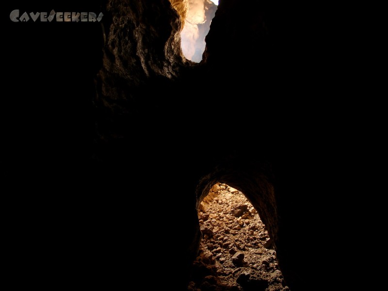 Bauschutthöhle: Hier kann man eine Art 'Flüßlein' erahnen.