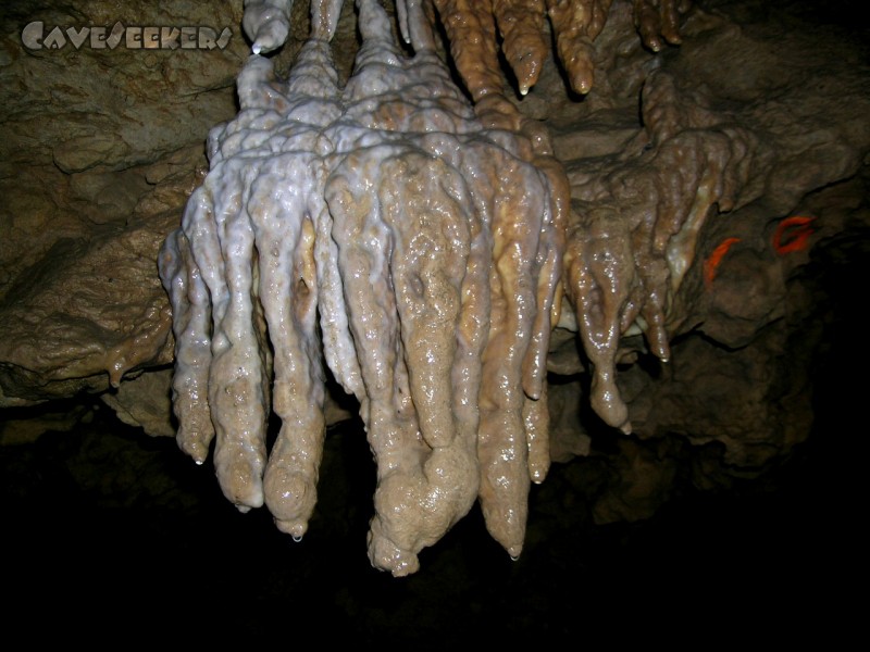 Bauschutthöhle: Rechts Aussen: Höhlentrollmarkierung.