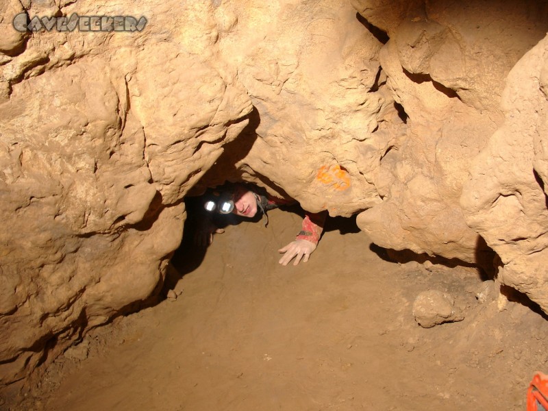 Bauschutthöhle: Markierter Schluf mit Kaspar.