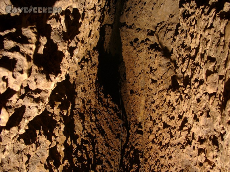 Bauschutthöhle: Blick in den tiefen Schacht. Von unten.