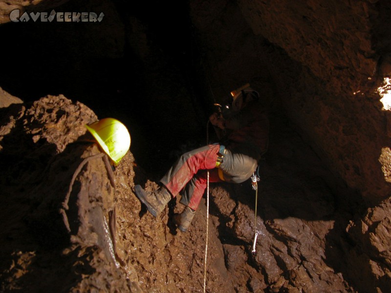 Bauschutthöhle: Gedenktafel mit Wolfram