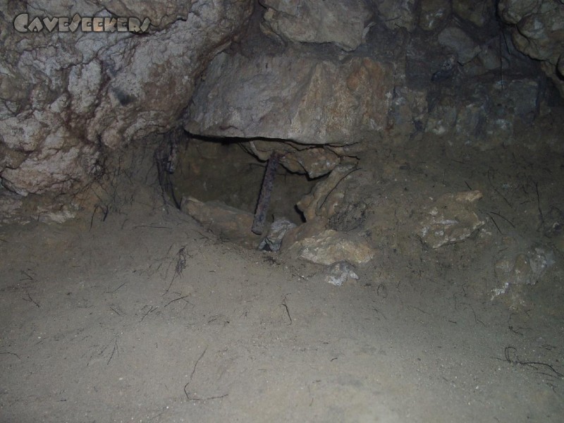Bismarckgrotte: Ehemaliger Eingang. Vorschriftsmäßig verschlossen. Verschliessen kann er, der Franke.