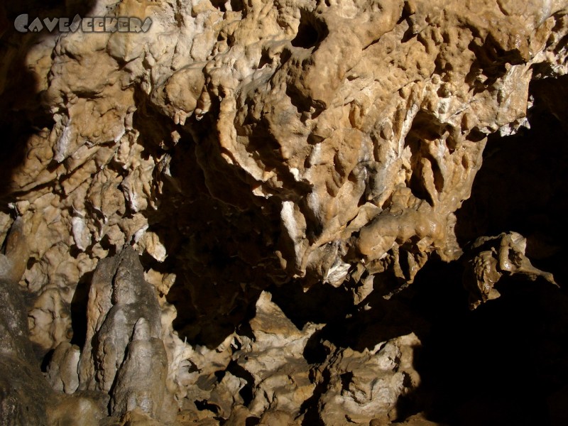 Bismarckgrotte: Hier und da steht sogar der eine oder andere Tropfstein.