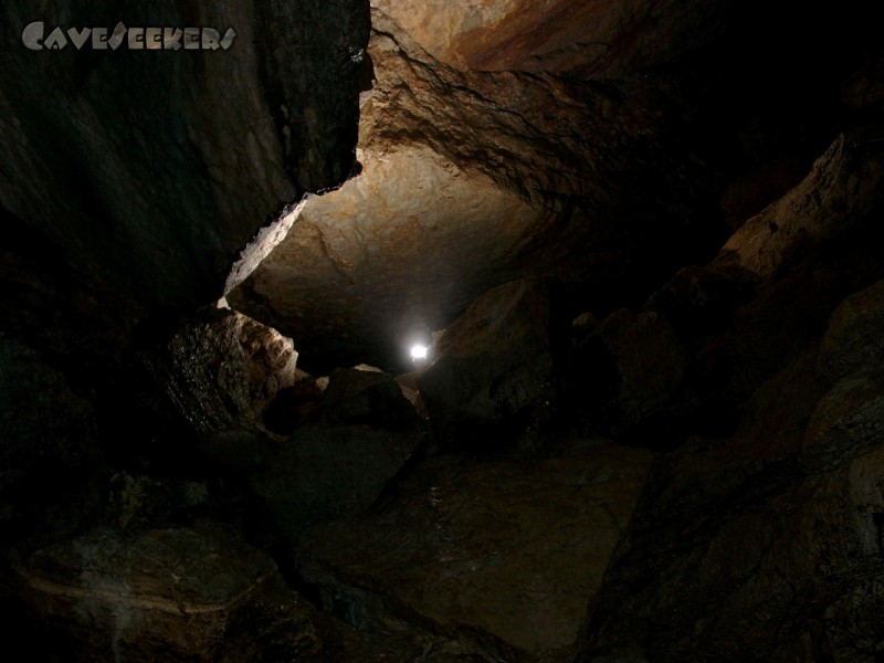 Brunneckerhöhle: In der Halle, in der zum ersten Mal das Rauschen eines Wasserfalls vernommen werden kann. Zugleich auch eine der größten angetroffenen Hallen.