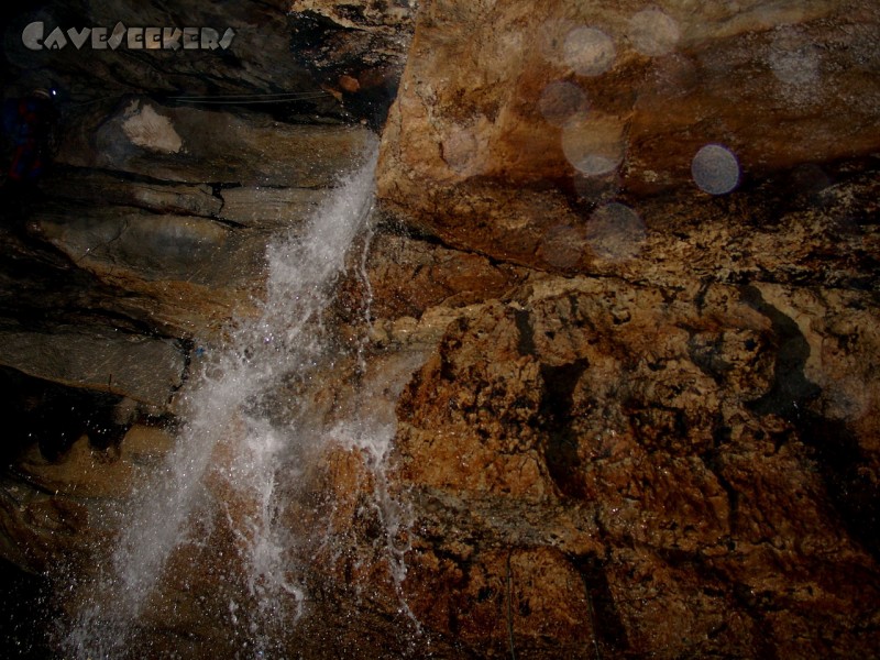 Brunneckerhöhle: Der erste richtige Wasserfall. Sieht zwar scheisse aus, ist aber bestimmt fast 20 Meter hoch. Siehe den Kaspar am oberen linken Bildrand.