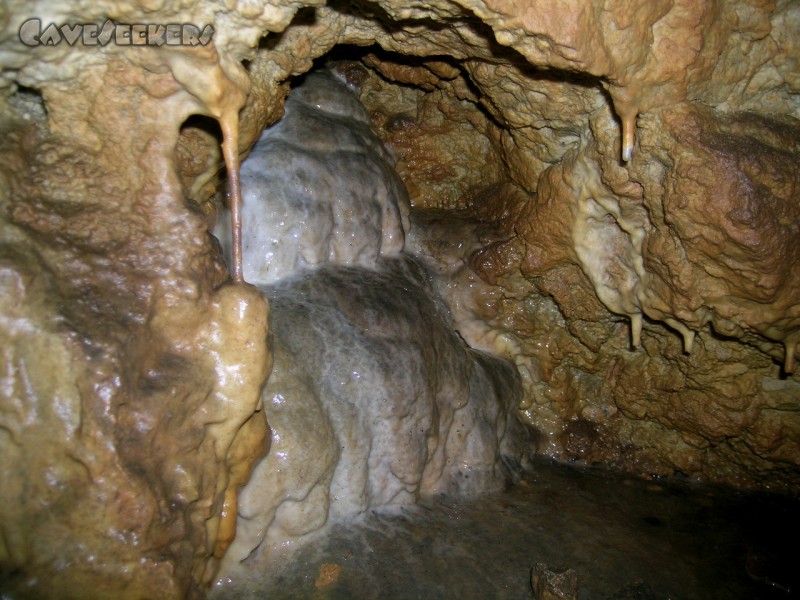 Brunnsteinhöhle: Die Schönste Versinterung Frankens sucht man hier leider vergeblich.