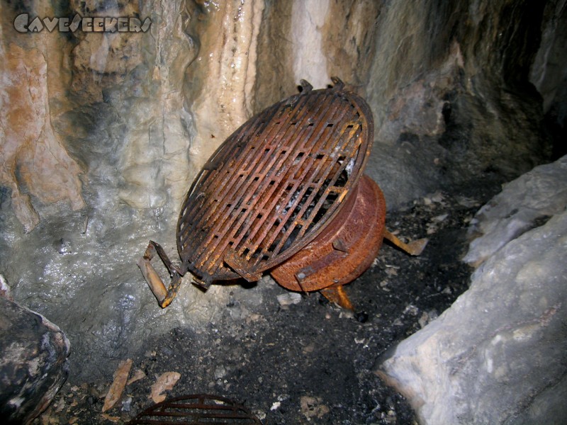 Brunnsteinhöhle: Zur Wiederholung: Niemals den eigenen Grill mit vor die Höhle nehmen, den Grillen ist vor der selben verboten. Gut, dass schon einer da steht.