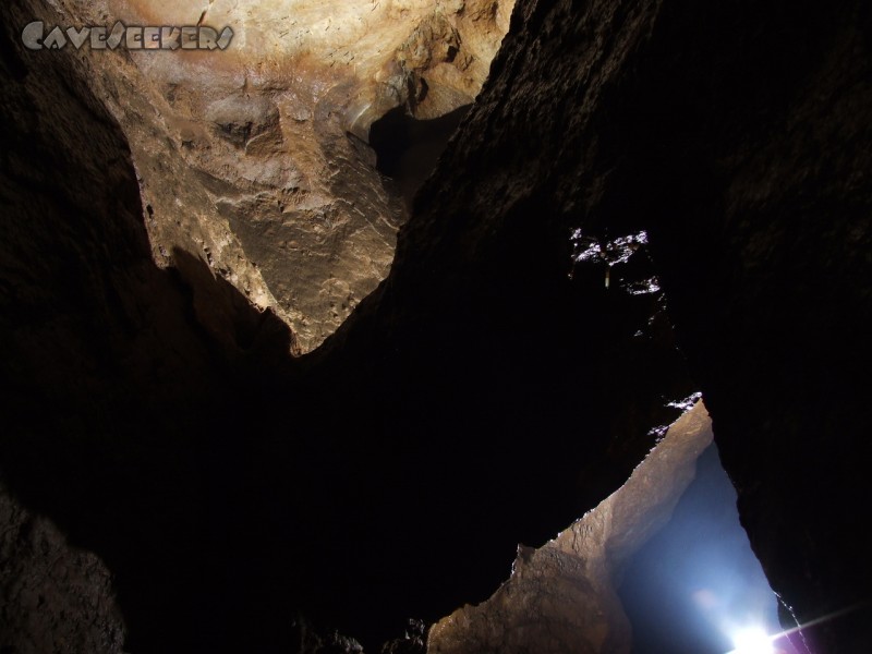 Burghöhle Wolfsegg: Naturbrücke hinterleuchtet