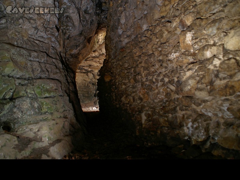 Burghöhle von Loch: Mauergang
