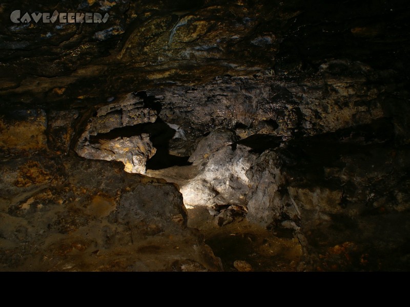 Burghöhle von Loch: Öde und verrußte Gänge