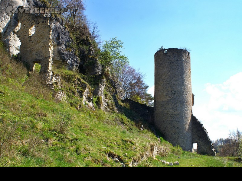 Burghöhle von Loch: Die Ruine der Burg - ab und zu beglückt sie das darunterliegende Kaff mit Geröllbrocken