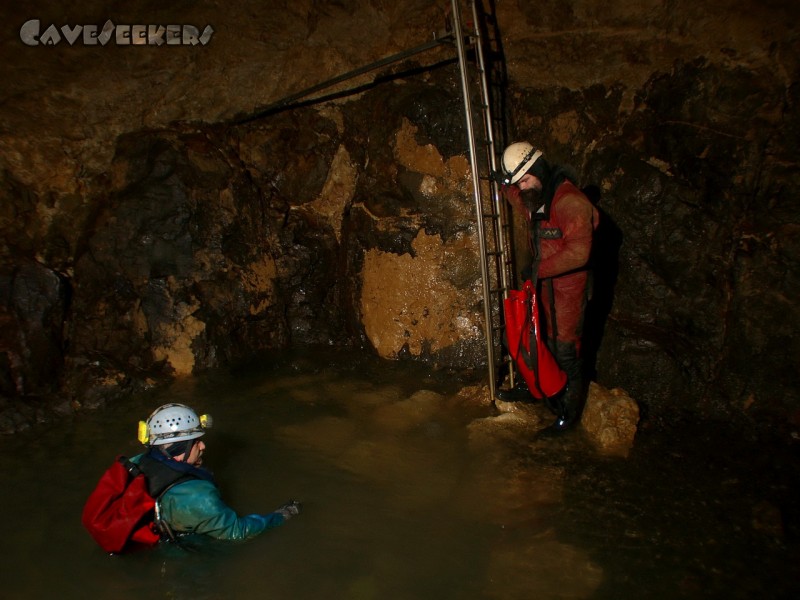 Buso della Rana: Alte Männer mit Leitern.