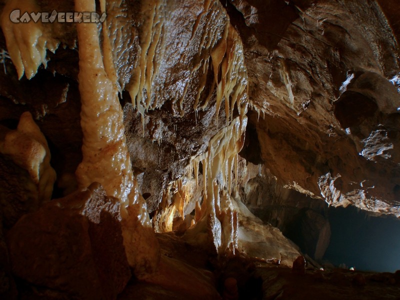 CWB-Höhle: Von oben nach unten. Gar herrliche Sinterfahnen.