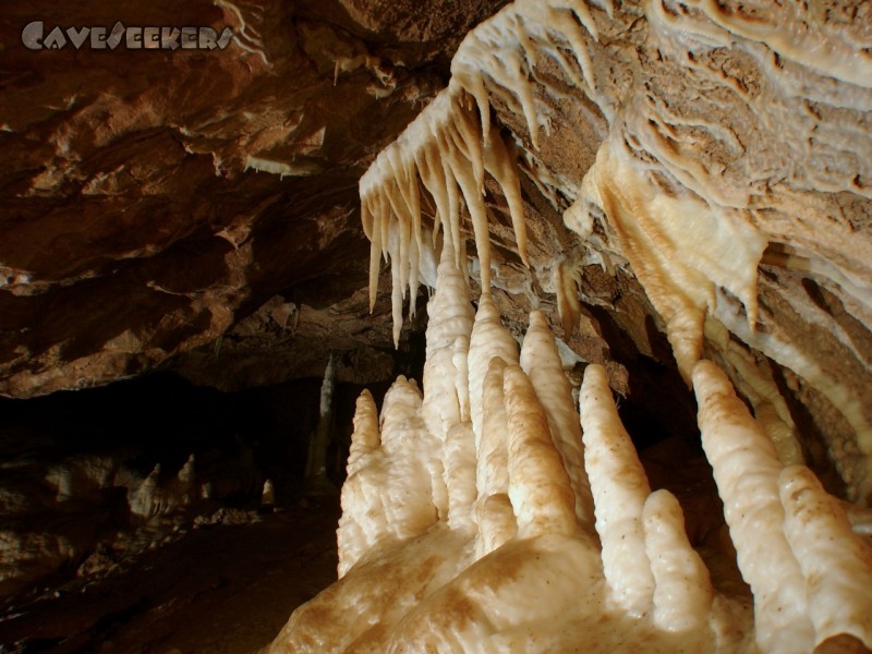 CWB-Höhle: Allerhand extrem weisses Material im Loch.