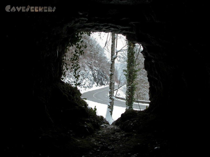 Cavern du Rot: Blick auf die Strasse. Das Loch ist unübersehbar.