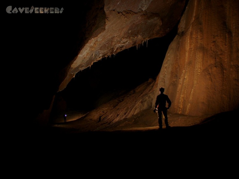 Cova de sa Campana: Man erkennt die Dimensionen? Kleines Licht links, rechts der große, Sala dels Gorgs.