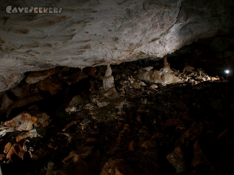 Cova de sa Campana: Sala de Gigants im unteren Bereich, hübsch anzusehen. Tote Tropfsteine am Rand.