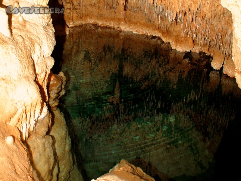 Coves del Pirata: Einer der Höhlenseen in der südlichen Halle.