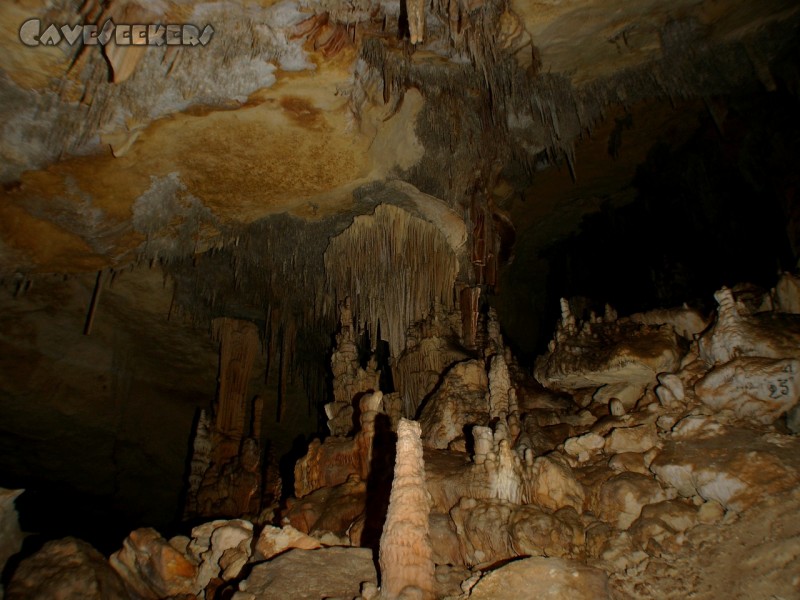 Coves del Pirata: Von der Decke abgebrochener Sinter im bereits neu übersinterten Verbruch.
