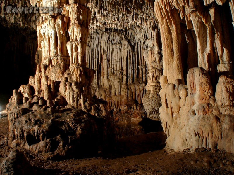 Coves del Pirata: Ein kleines Sinterbecken in der Nähe des Eingangs.