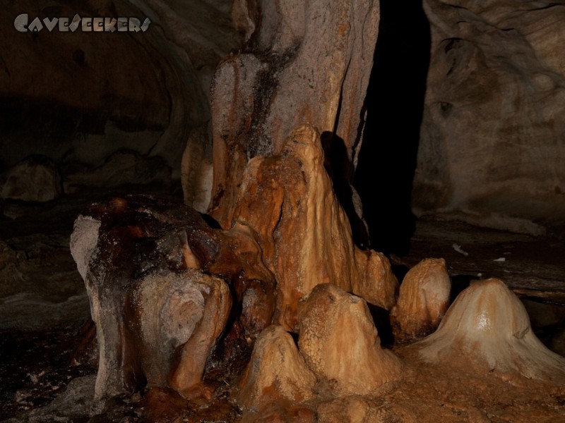 Dark Cave: Erst viele Minuten vom Eingang entfernt findet sich die erste nicht vollständig tote Rest-Versinterung. Selbst der Laie kann dadurch nachvollziehen: Das Loch ist alt. Sehr alt.