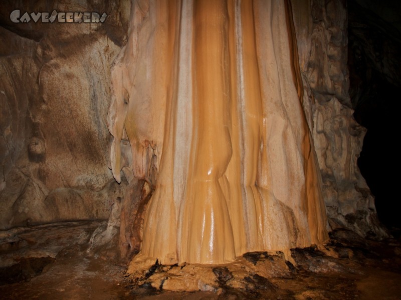 Dark Cave: Größte Versinterung im Loch. Eventuell sogar 20 Meter hoch. Wirkt lebend. Tatsächlich fließt reichlich Wasser über ihre Oberfläche.