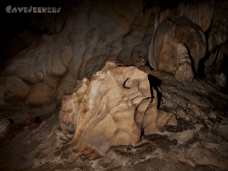 Dark Cave: Starke Fließfacettierung überall.