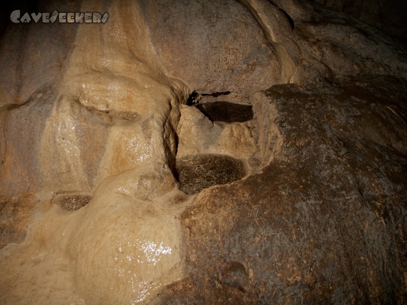 Dark Cave: Noch eine Stück aktiven Sinters. Während und kurz nach einem der recht häufigen Wolkenbrüche laufen die Sinterbecklein sogar über - und ihr Inhalt auf den Betonweg.