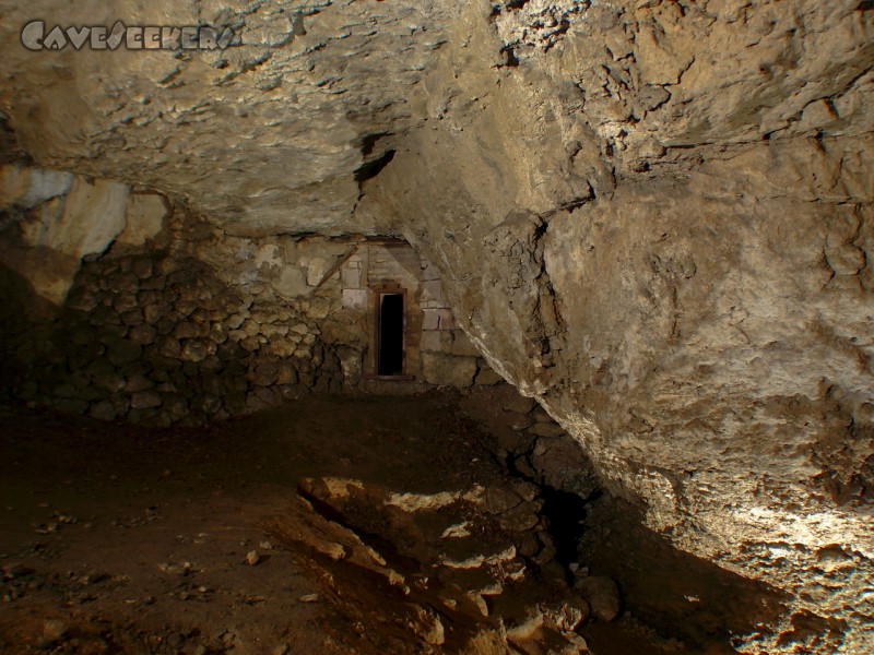 Distlergrotte: Der Eingang von Innen. Schön zu erkennen sind die Stufen unten rechts. Überall waren Stufenfetischisten am Werk.